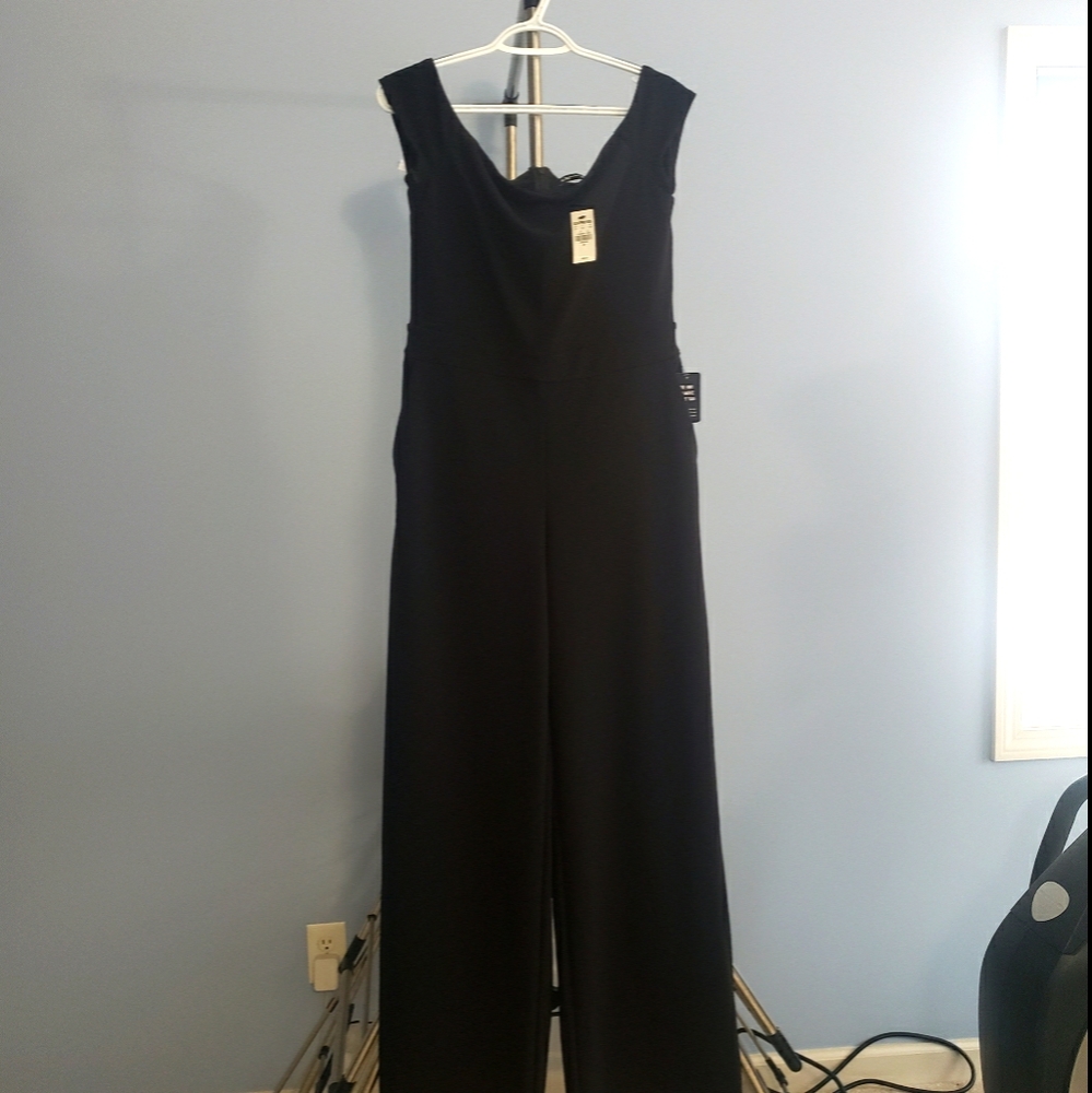 Scoop Neck Wide Leg Jumpsuit
3/4 sleeve